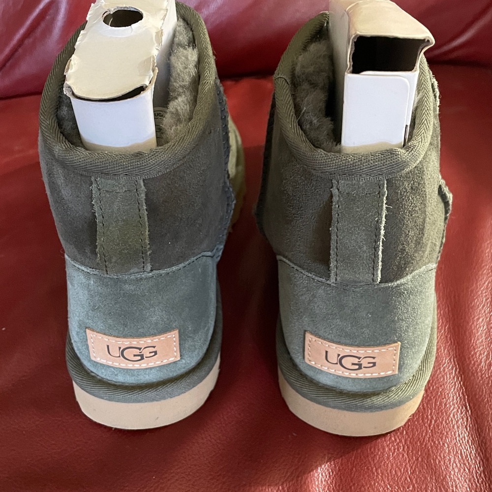NEW! UGG Classic Mini II 🌲 Forest Night - Women’s 7 ✨ RARE Forest color